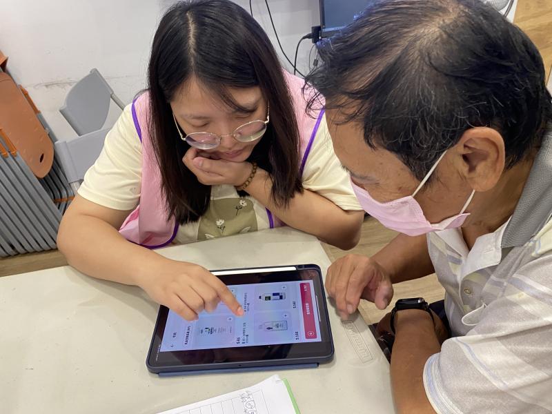 長輩在老師引導下，實際練習操作外送 APP，熟悉點餐與下單流程。