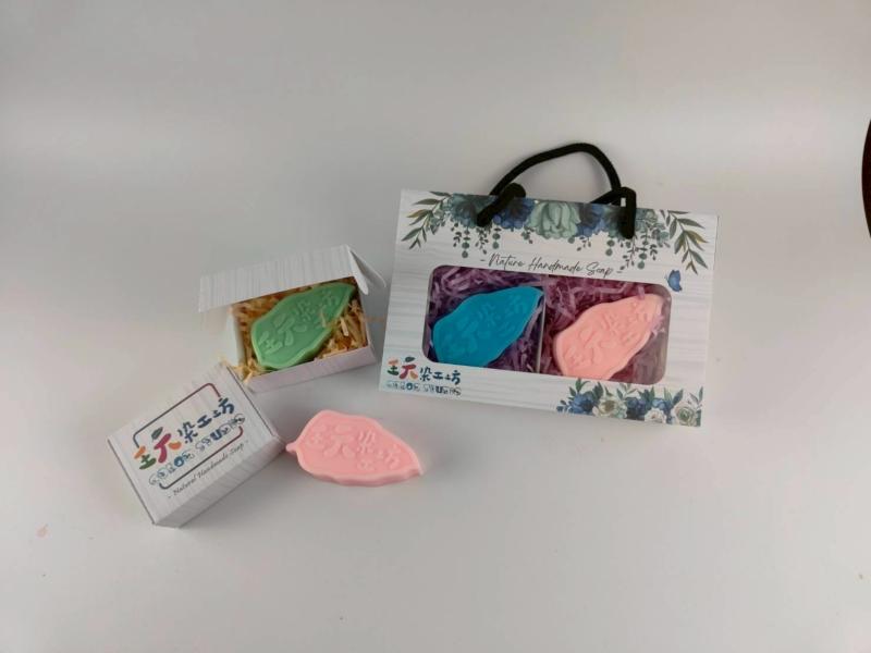 從原本的素色包裝，到後來加入、紙盒、標籤，商品瞬間有了靈魂。