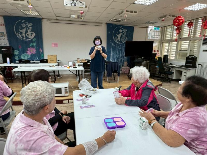 老師引導大家思考「這個商品背後的故事是什麼？」