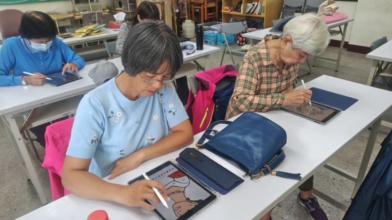學員們利用平板認真練習繪圖著色