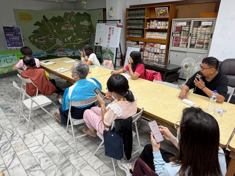 學員跟著講師一步步體驗 AI，不會打字也沒關係，用說的就能輸入指令，使用更輕鬆。