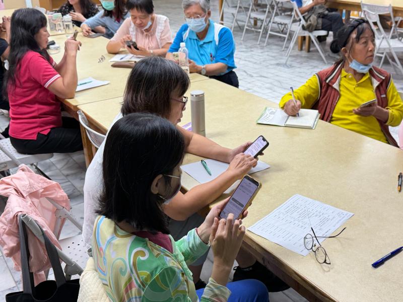 學員實際用手機在 ChatGPT 提出問題並進行 AI 查詢，透過操作練習快速掌握新工具的使用方式。