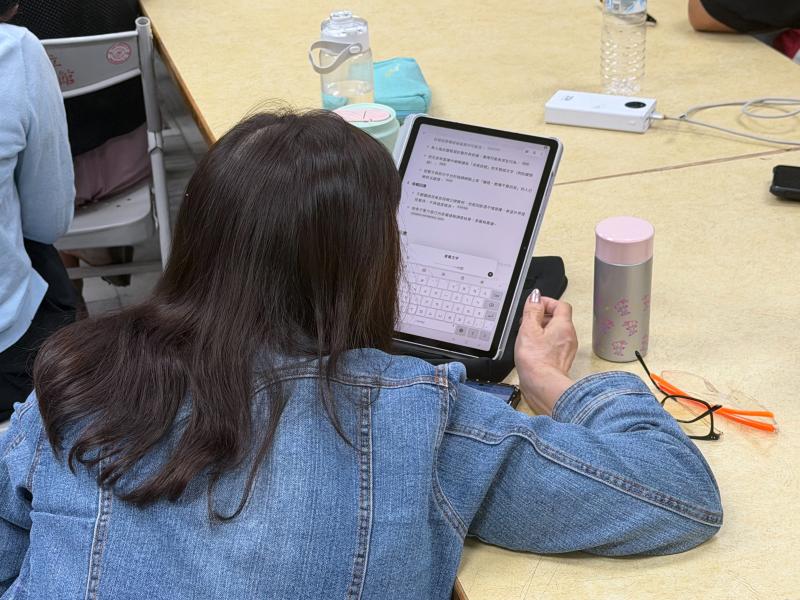 學員使用平板操作練習ChatGPT