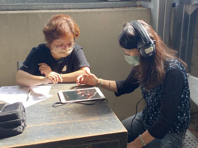 學員使用平板來進行聽力測驗