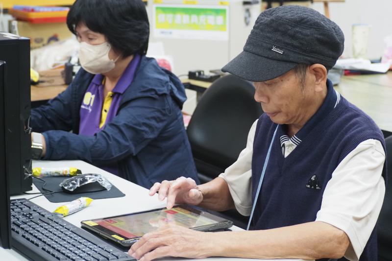 學員使用平板操作練習