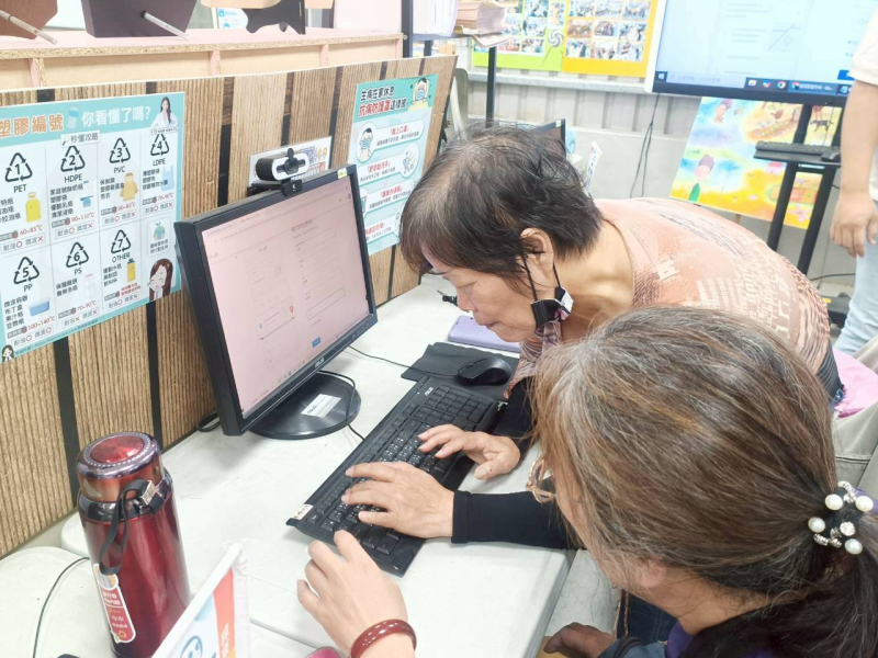 學員課堂上互相幫忙