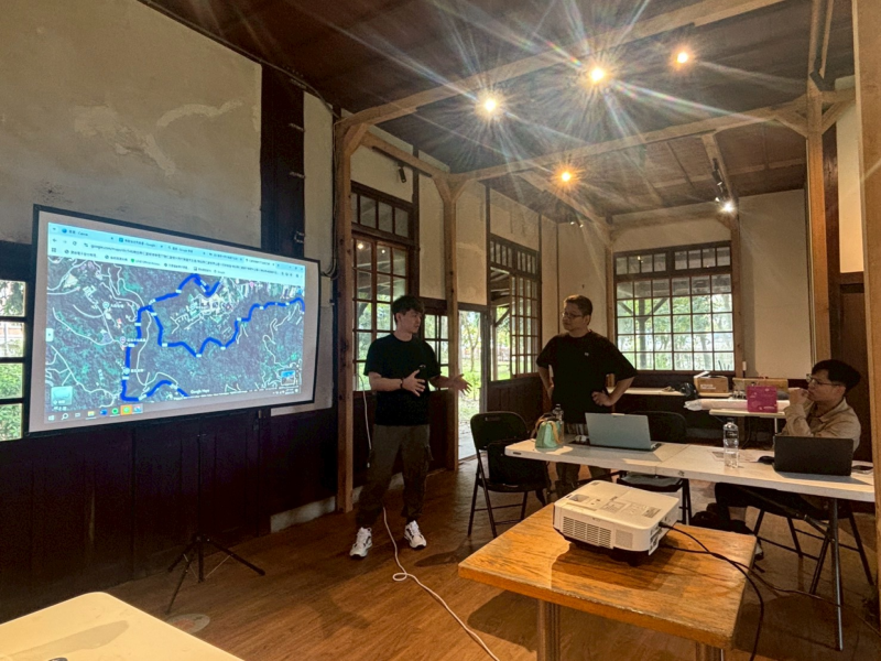 在課程中，講師引導學員們從自身的生活經驗出發，分享家鄉的文化特色與在地故事。