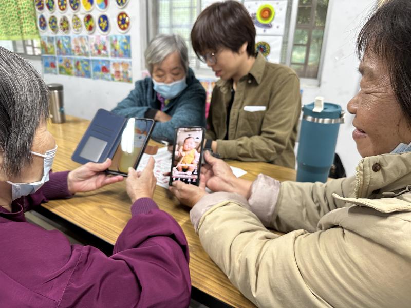 學員互相協助討論