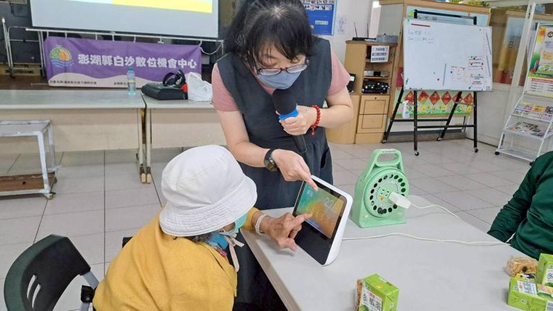 課程中講師教導學員體驗數位工具