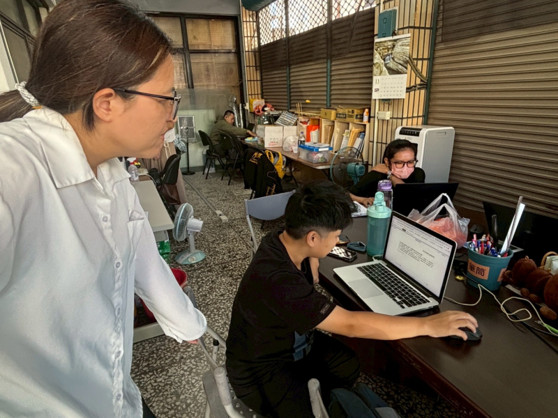 在課堂中，講師以引導式提問帶領大家思考，學員們也熱情回應、彼此分享不同觀點。