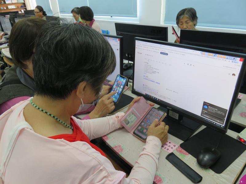學員運用自己手機操作上課內容應用