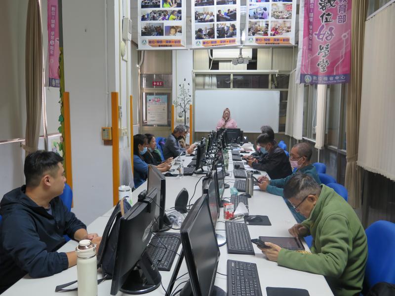 學員專注於課程內容並完成AI情歌MV 剪輯