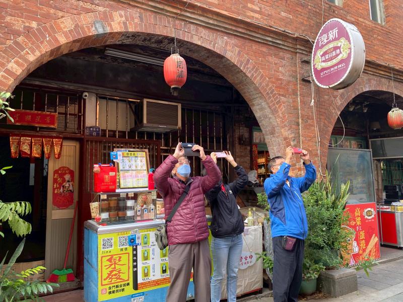 學員們捕捉建築物上的光影