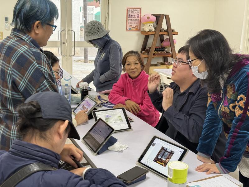 學員香相互討論