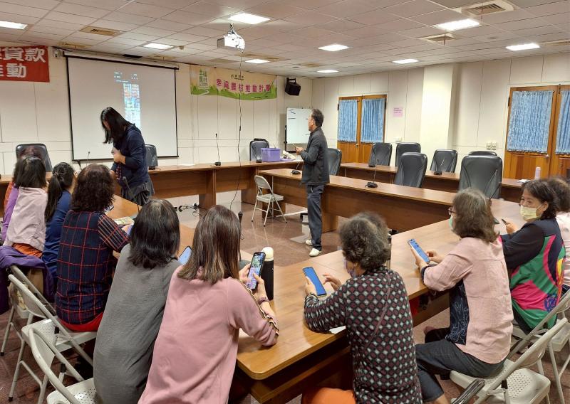 doc輔導員協助學員手機app安裝與教學