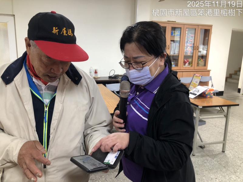 長輩把手機收到的假訊息翻出來給大家看