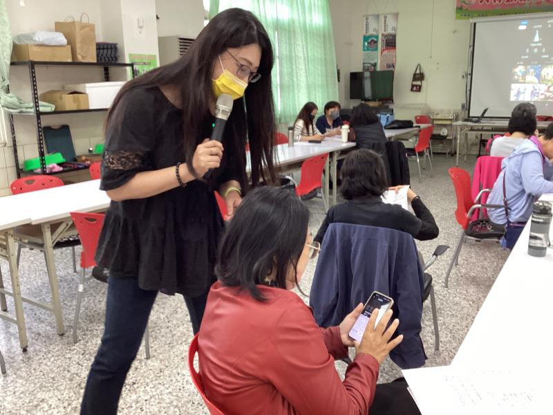 老師個別替學員解說