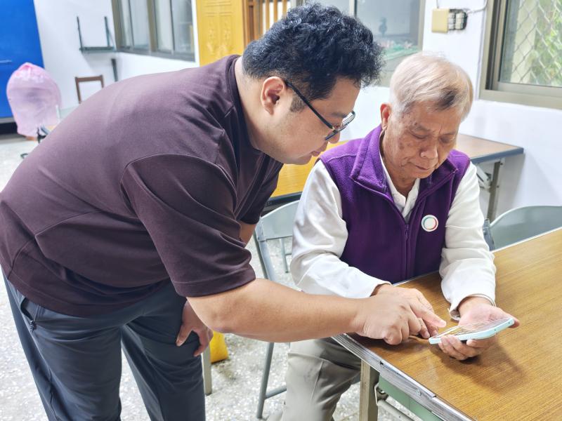 師逐一協助長輩操作手機，理解 AI 與生活應用，例如近期很夯的AI 語音助手gemini等。學員實際練習後更能掌握操作重點，並能將這些工具應用到日常生活中，達到「科技簡單上手、生活更加便利」的學習目標。
