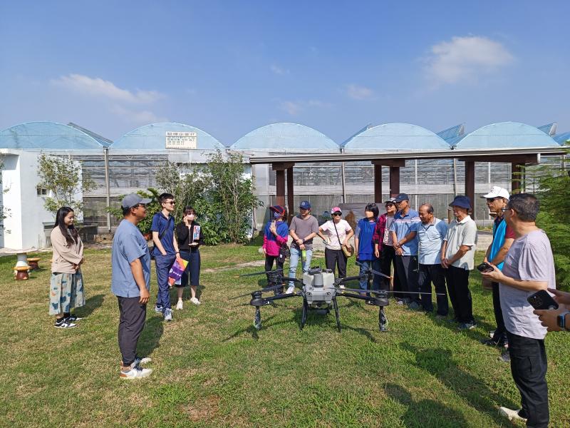 講師介紹植保機在農業噴灑、巡田與病蟲害監測上的應用。