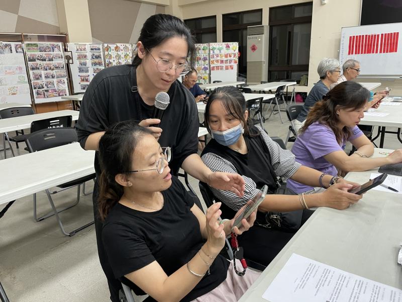 講師協助學員操作