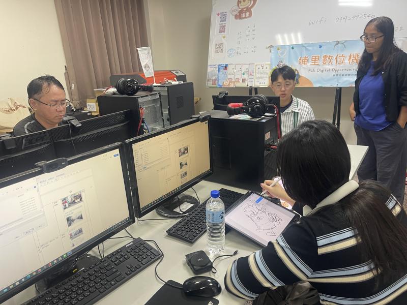 學員們透過電腦與平板同步操作，完整體驗從素材整理、地圖設計到角色繪製的創作流程。
