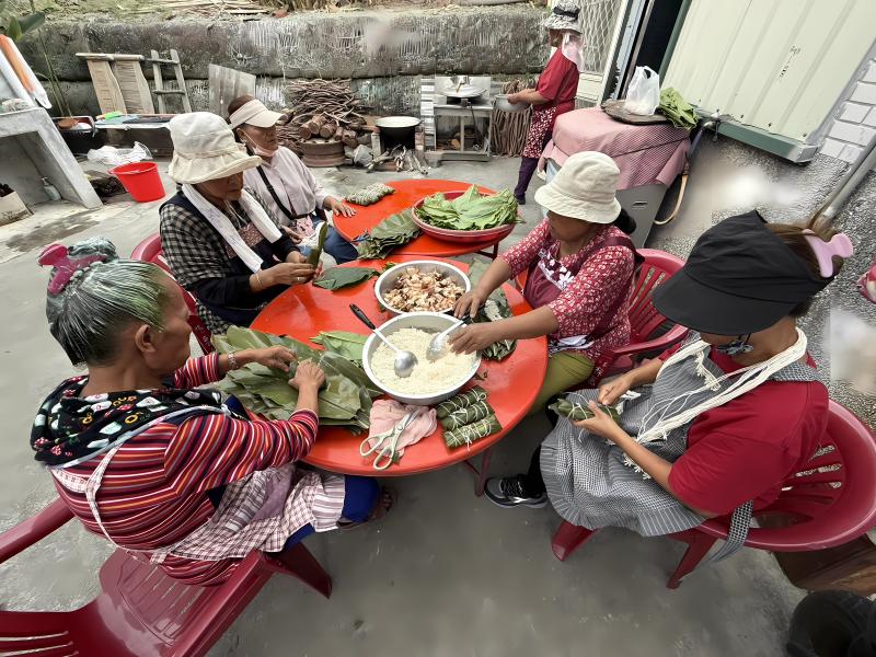 共同製作阿粨，反映原住民文化中的共享、合作、家庭、部落集體性。