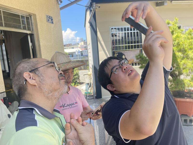 老師示範如何運用 720 VR 全景拍攝網站，並引導學員以手機或平板，從不同高度與角度記錄廟宇空間。