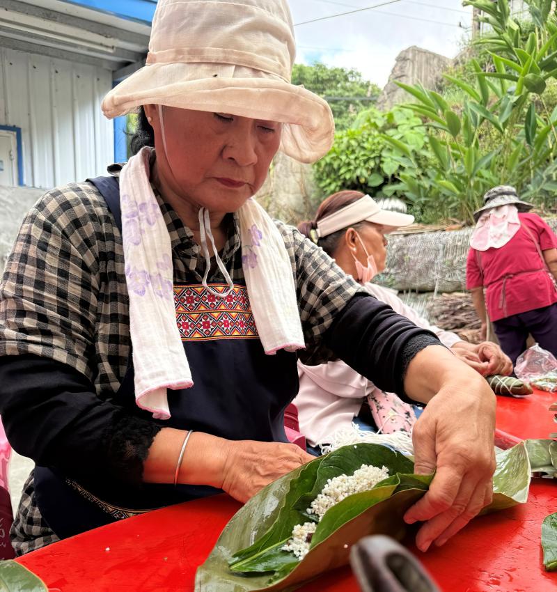 經過奶奶們的巧手，米粒、葉片、肉料碰撞在一起後，製作成了排灣族傳統美食-阿粨