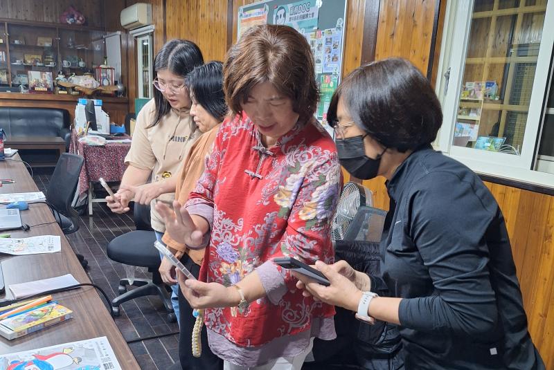 學員興高采烈地玩AI遊戲