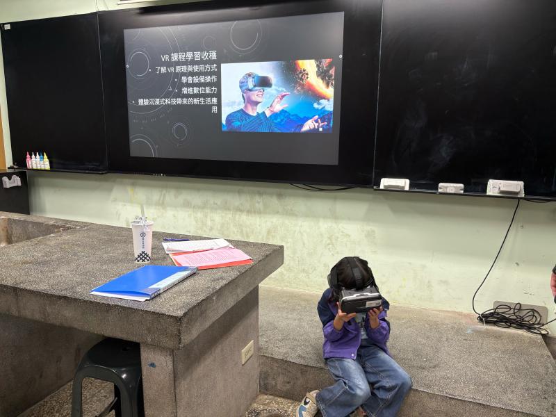 第一次操作VR設備，很新鮮，感受到科技的進步與便利。