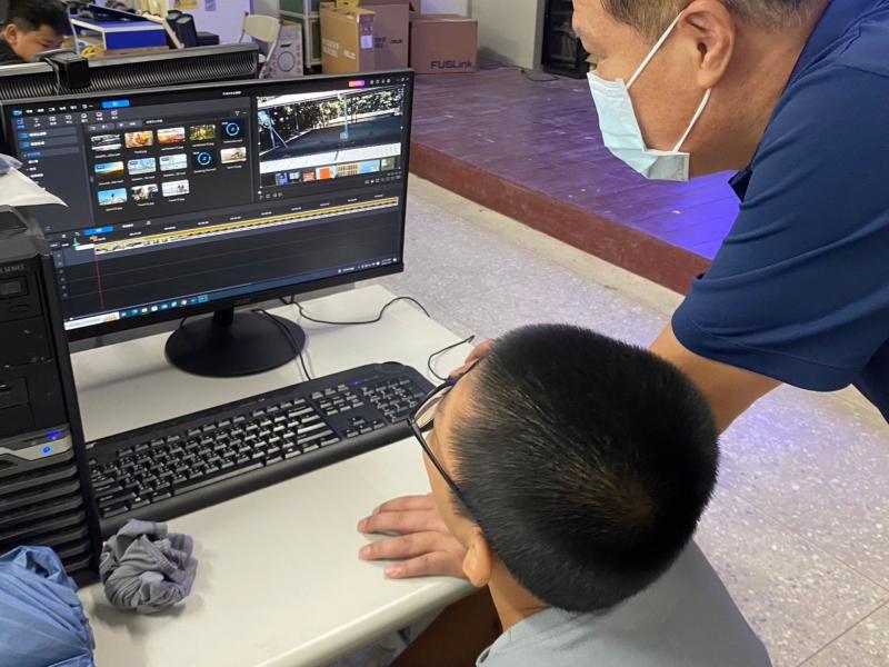 空拍機拍攝後，講師電腦後製處理教學