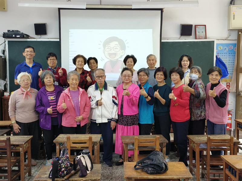 課程最後，老師與學員們開心的在 AI 創作的化身圖像前合影。