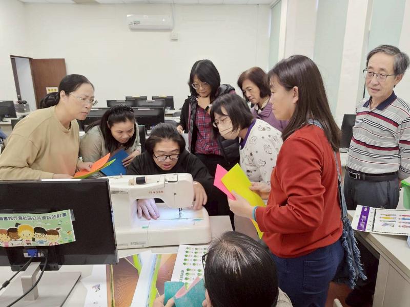 裁藝機作品用裁縫機縫合上