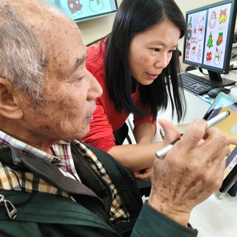 課堂中，學員向講師詢問平板使用