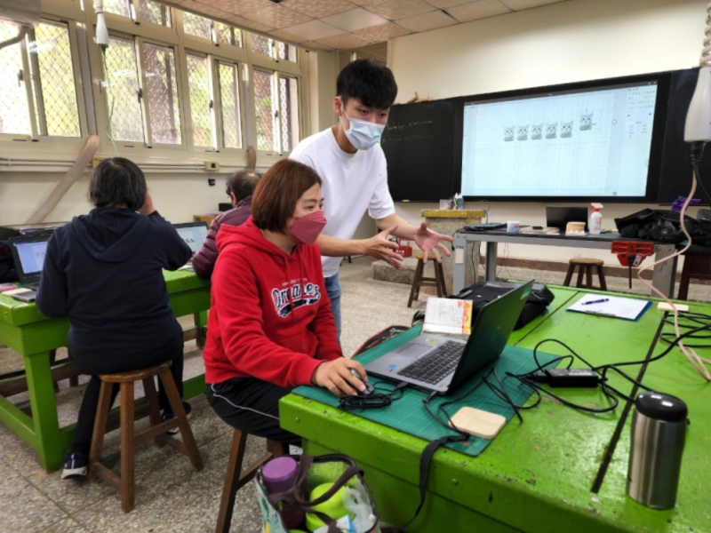 學員進行雷雕實作