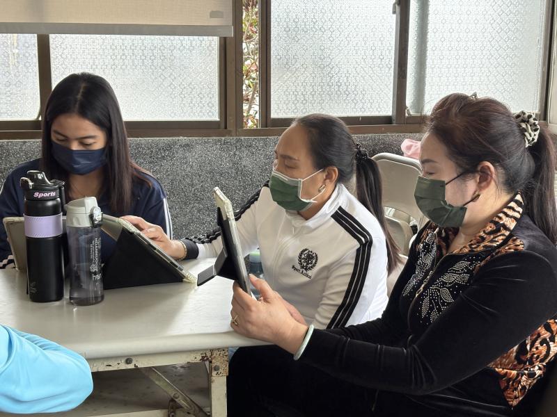 在遊戲的互動中，學員們展現出高度的專注力和創意