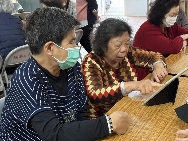 學員專心操作平板