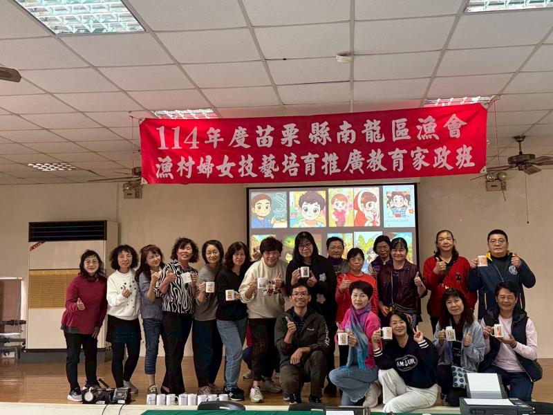 課程結束前,講師與學員在作品前合影留念