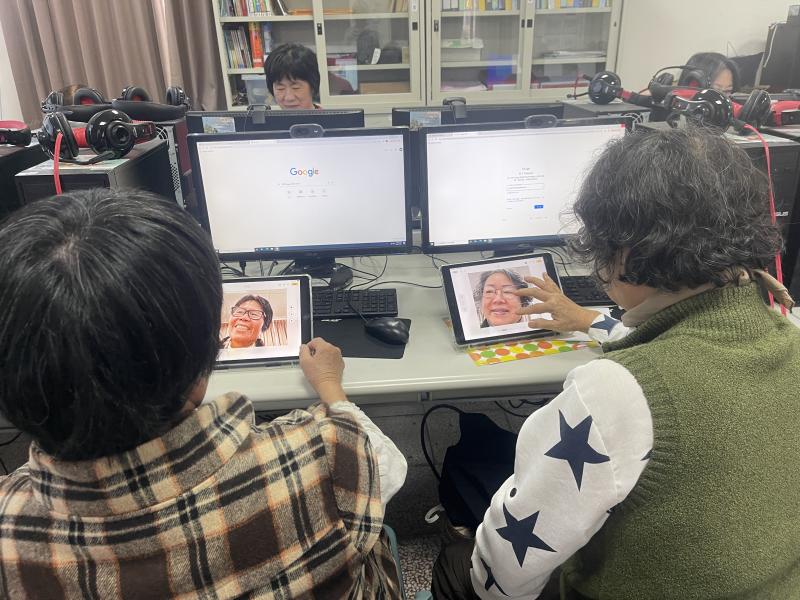 這張照片捕捉到長輩們在施克典老師的指導下，練習使用 iPad 進行人像拍攝與影像處理。