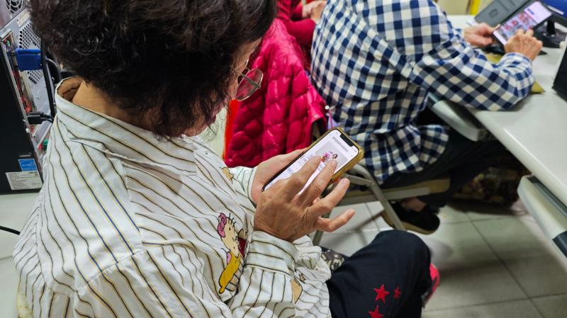 學員認真研究繪本