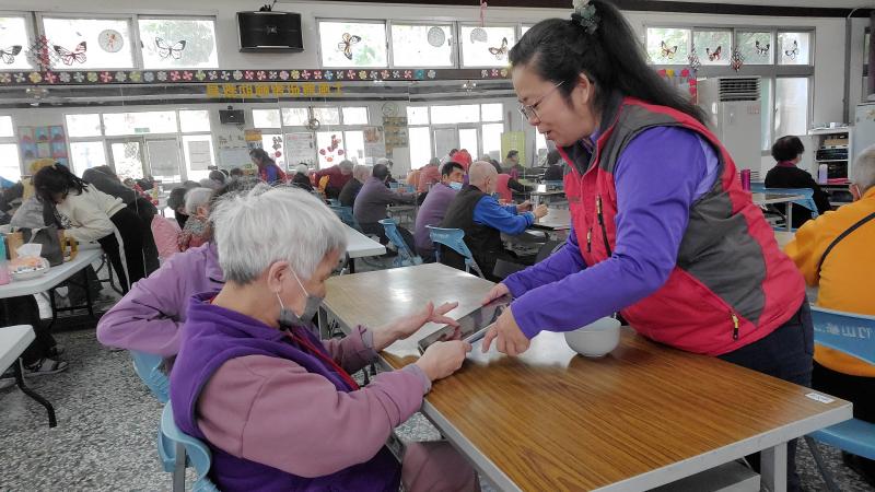 長者一開始對平板抱著「怕按錯」的心情,甚至覺得自己「跟不上時代」。