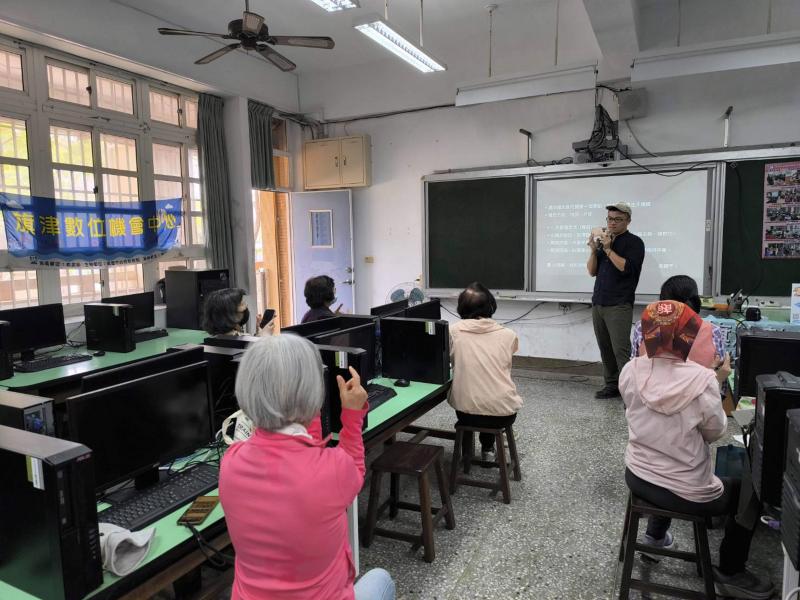 講師帶著學員們一起實際操作手機錄影功能