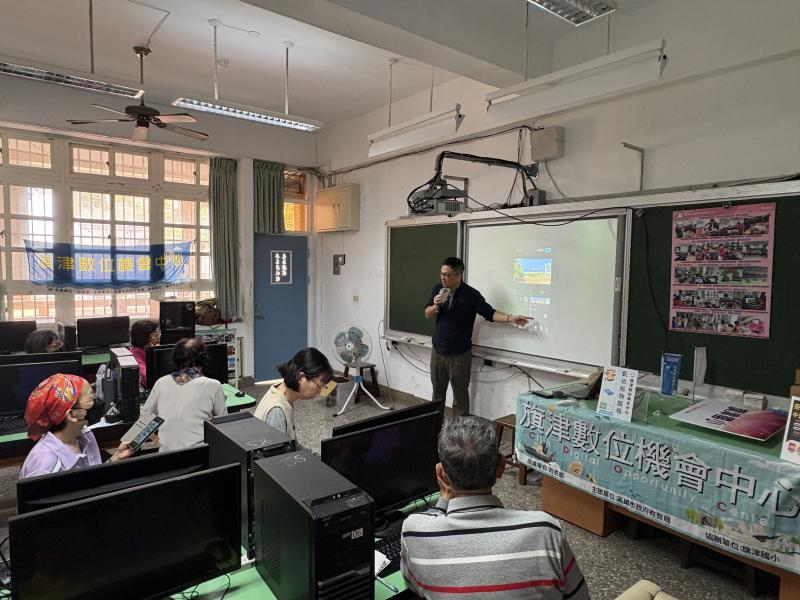 講師向學員們講解如何使用剪輯軟體進行編輯