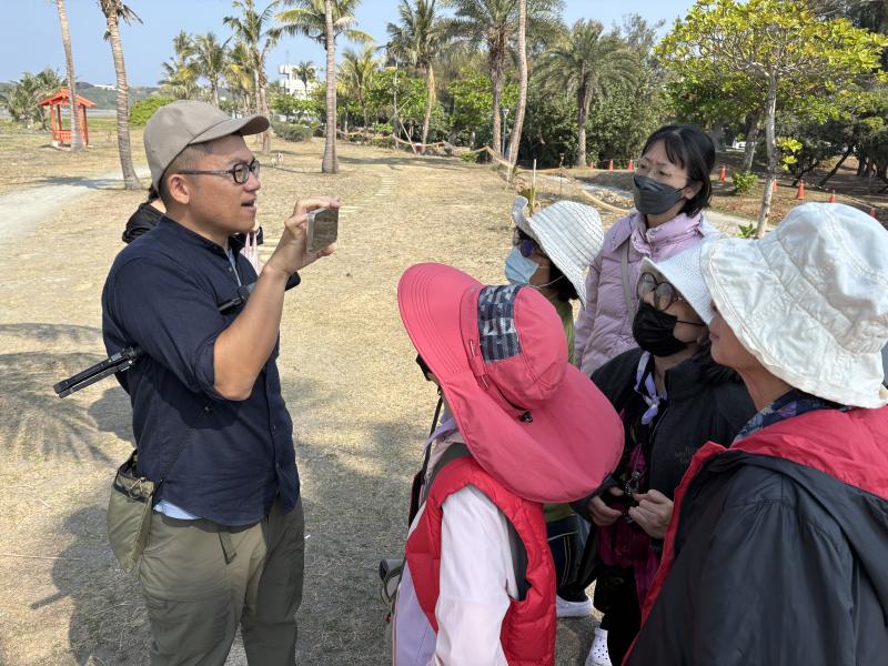 講師帶著學員們實地取景拍攝