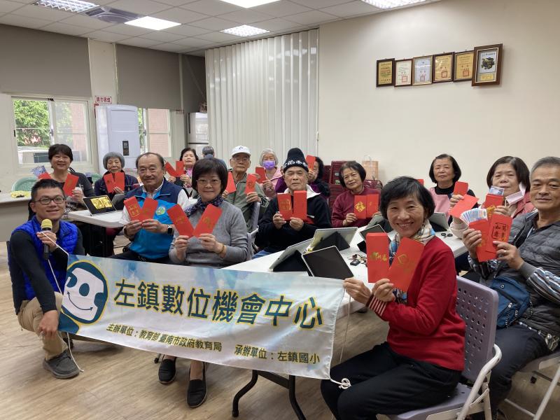 跟自己的作品一起拍張照