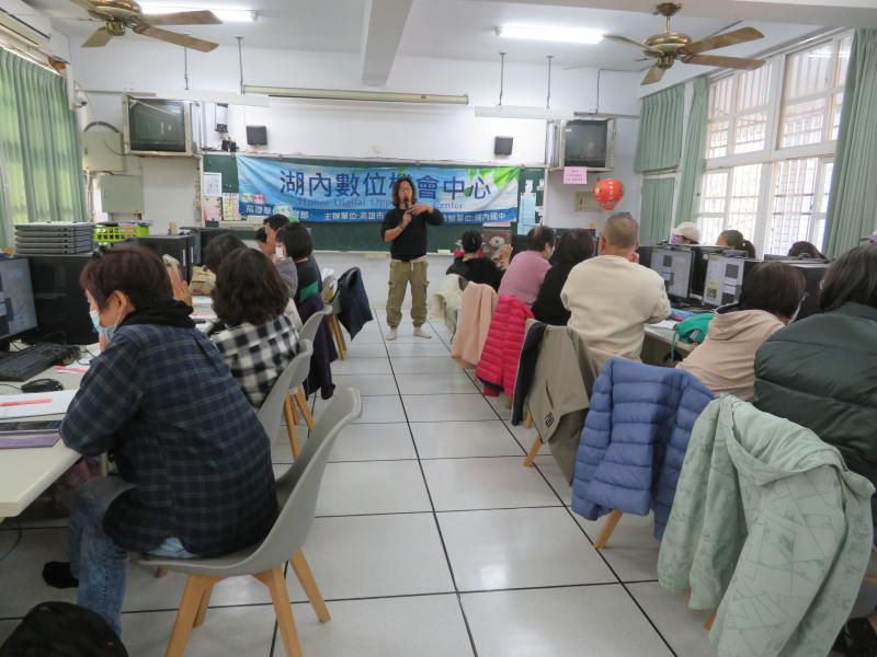 老師在講解如何用地圖查路線、找景點、存資料，