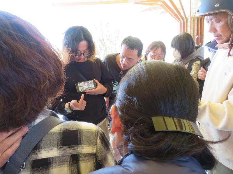 老師和學員跟著地圖走