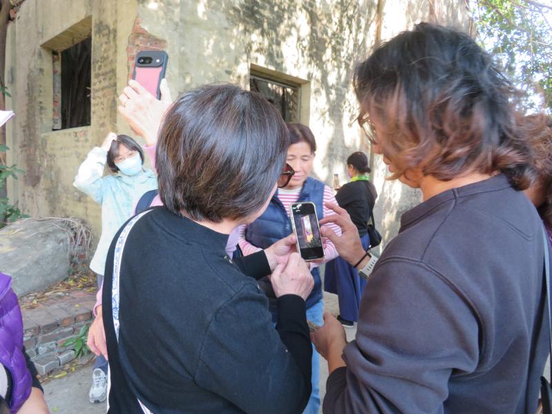 老師指導學員如何在旅行中拍出好相片