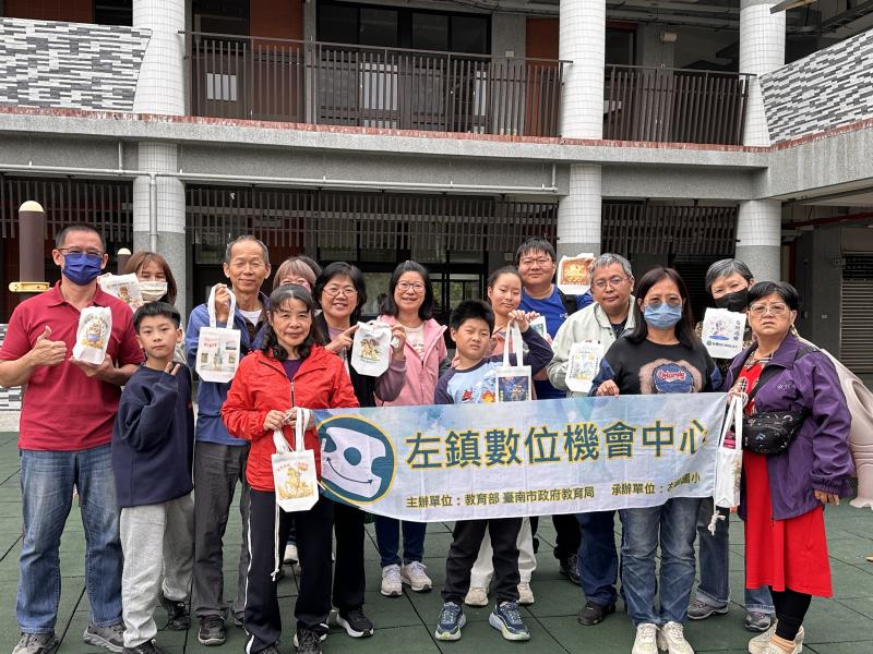 與自己設計獨一無二的圖案做成的提袋合照