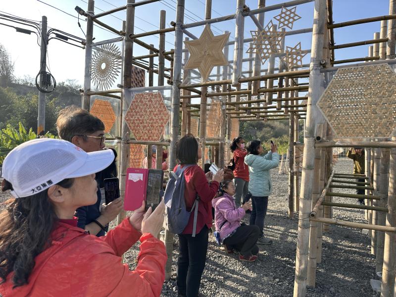 學員們專心從各種不同角度取景